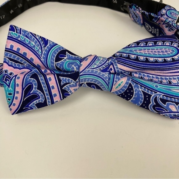 Men's Chaps Silk Bow Tie Blue/Pink Paisley Print Adjustable - Picture 3 of 10